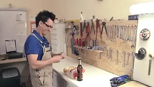 Conny Dachs adalah pria untuk semua kasus. Benar-benar semuanya!