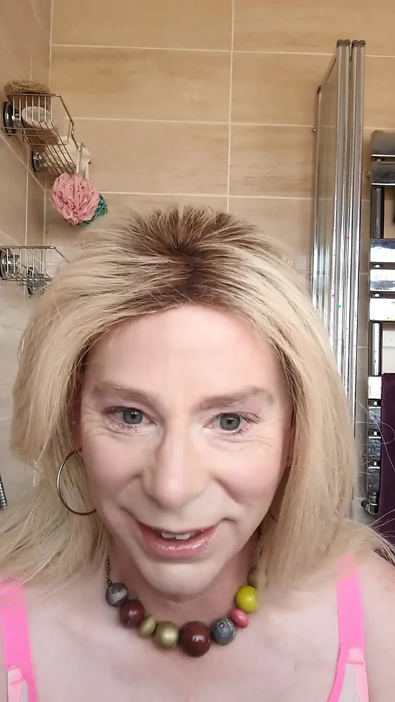 Nikki neemt een grote pis in haar panty