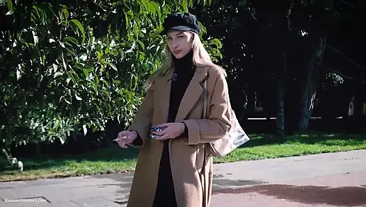 Курит На Улице С Русской Битой Девушкой 2