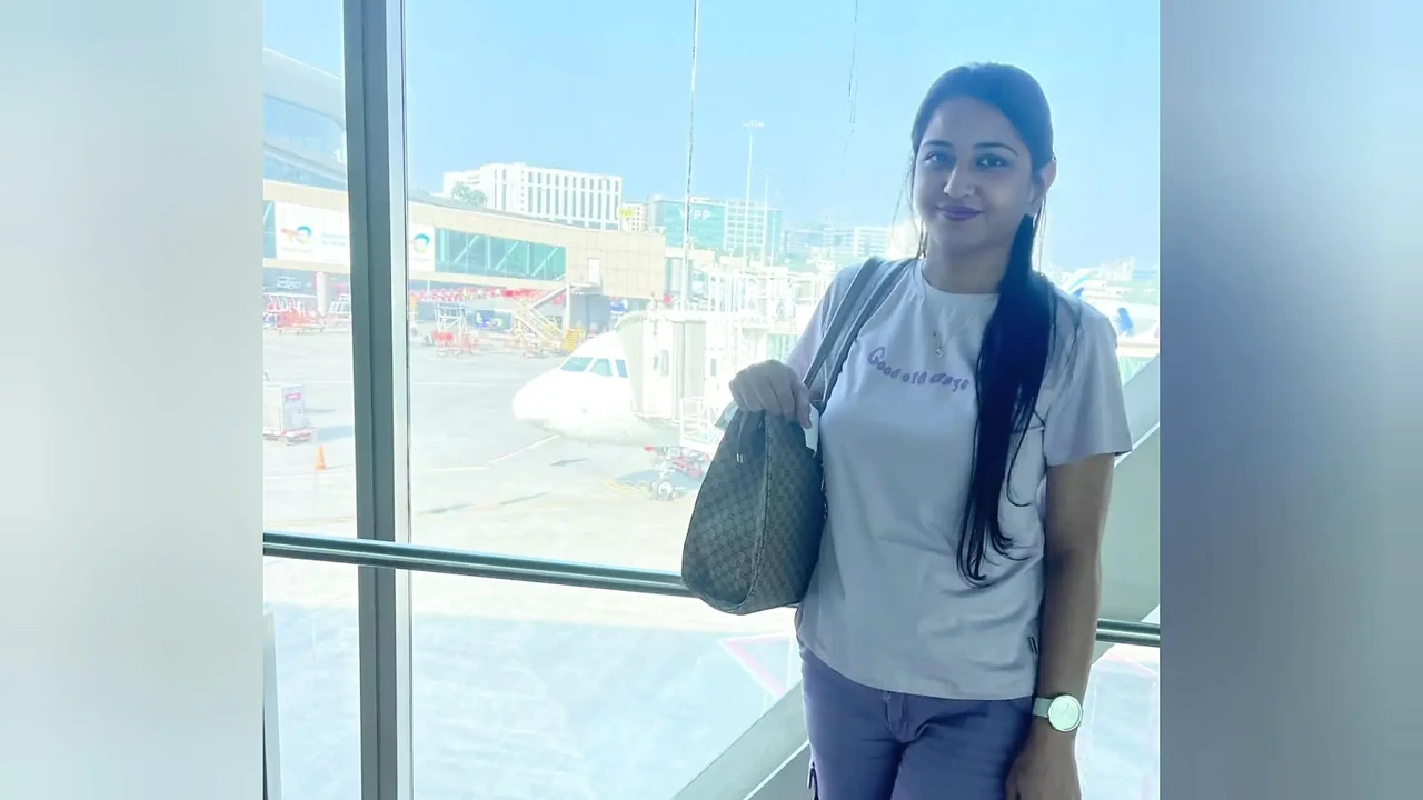 德西印度女大学生Neeta Sharma在家里享受完全浪漫