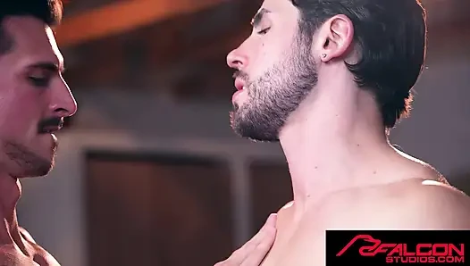 FALCON STUDIOS - jaxx cody ve michael vente kas masajı ham sikişe dönüşüyor