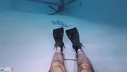Unterwasser-Tauchsklaventraining - dominiert in chains & wetsuit Edging