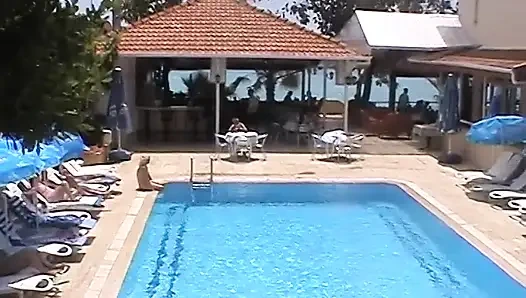 Genç kız erkek arkadaşıyla tatilde