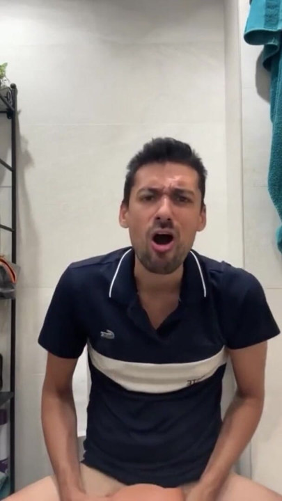 quente solo garoto masturbando, rebentando uma carga grossa | Clipe 1