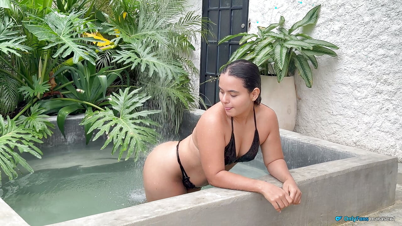 Beautiful Girl in the Pool Invites Me in and Gets Fucked in the Morning