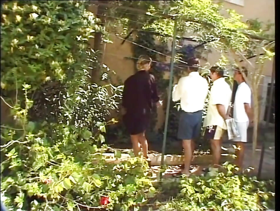 Bela puta safada transando com três homens de pau grande e duro