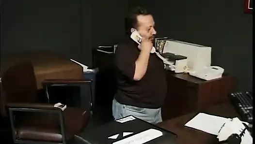 Шлюшке Randy толстый карлик долбят ее пизду во время ношения белого нейлона