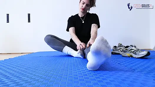 Dewi dengan kaus kaki putih di gym