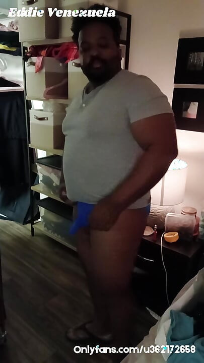 粗壯的黑人老爸穿著內衣洗衣服！