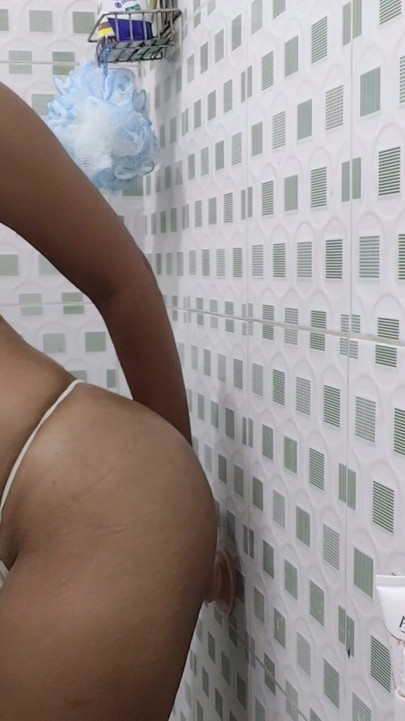 สาวสีผมบรูเน็ตโคลอมเบียเซ็กซี่ช่วยตัวเองอย่างเข้มข้นในห้องอาบน้ําขณะถ่ายทอดสดให้แฟน ๆ ทุกคนของเธอดู คลิป 1