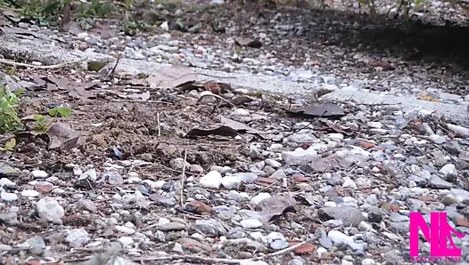Yüksek topuklu puckled pompalarımda edepsiz miry çakıl kazıyor