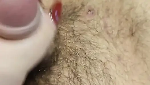 Bu küçük yarak aşağılanmayı ve gülmeyi seviyor ve ben bu konuda düşündüm de azıyorum.