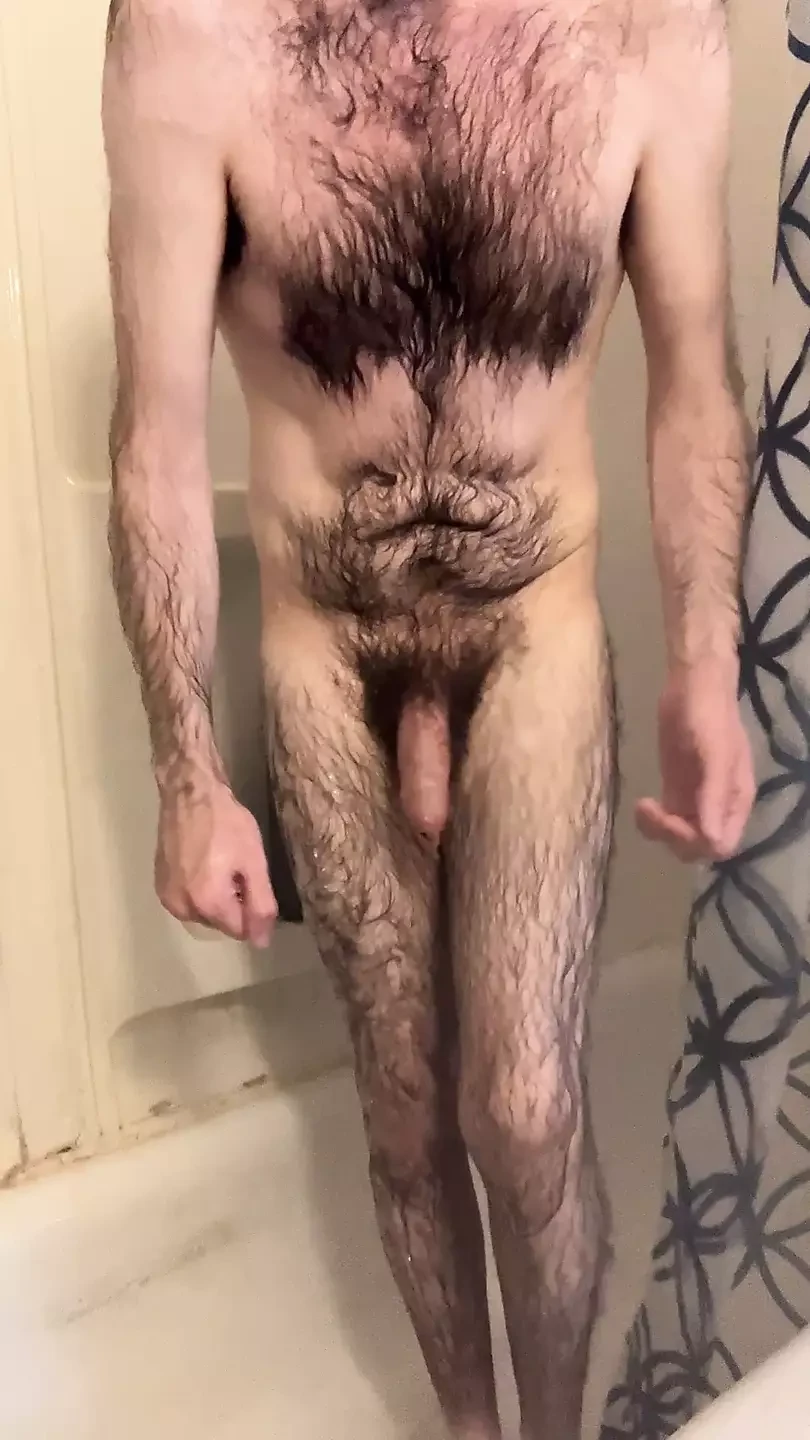 Magere harige blanke kerel met een grote onbesneden pik neemt een snelle douche