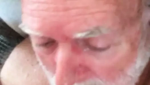 Kıdemli dede beni evinde sikiyor, takma diş yok