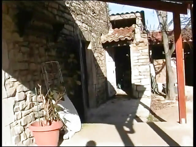 Adorável morena com peitos pequenos se masturbando e recebendo buceta brincada em primeiro plano