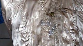 Kerel ejeculeert op tweedehands gouden nylon jas - deel 7