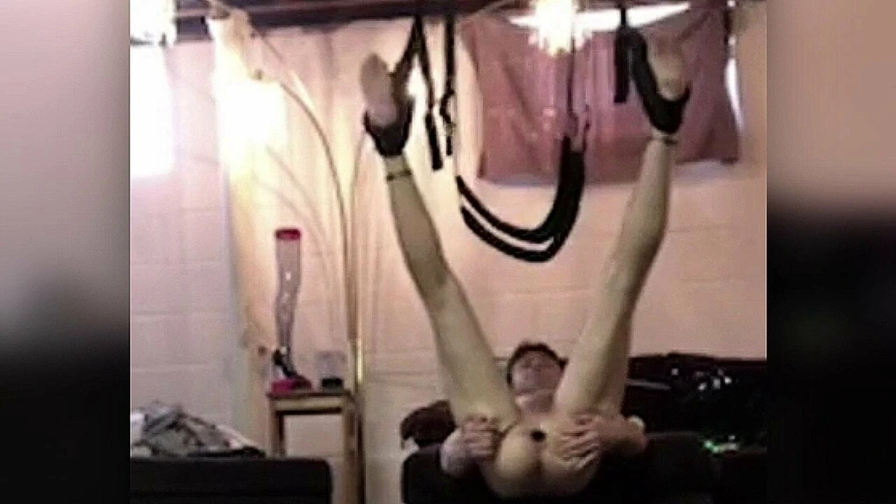 Livenlove dans une balançoire sexuelle baille son trou du cul