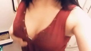 Versaute Ex-Freundin neckt in einem roten Kleid