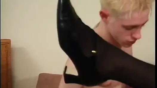 Sarışın twink ve şapkalı adam seksi sarışın sürtükle üçlü seks yapıyor