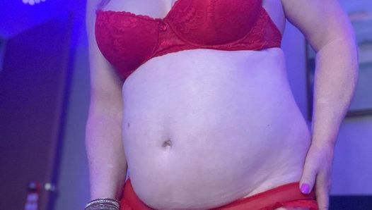 Amaericain rijpe transgender neukt haar kont met een grote dildo