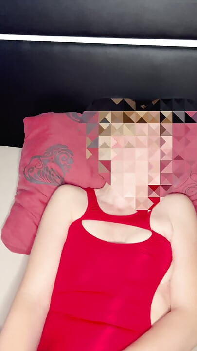 Vrouw in Rode Minijurk En Kuisheids-echtgenoot, Speelt Met Grote Dildo