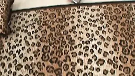 Sesi oral ceroboh dua tante seksi ini berbagi kontol besar