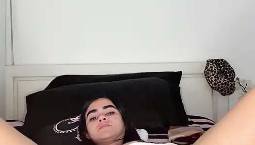 Melody lagi asik muasin memeknya pakai mainan seks favoritnya!