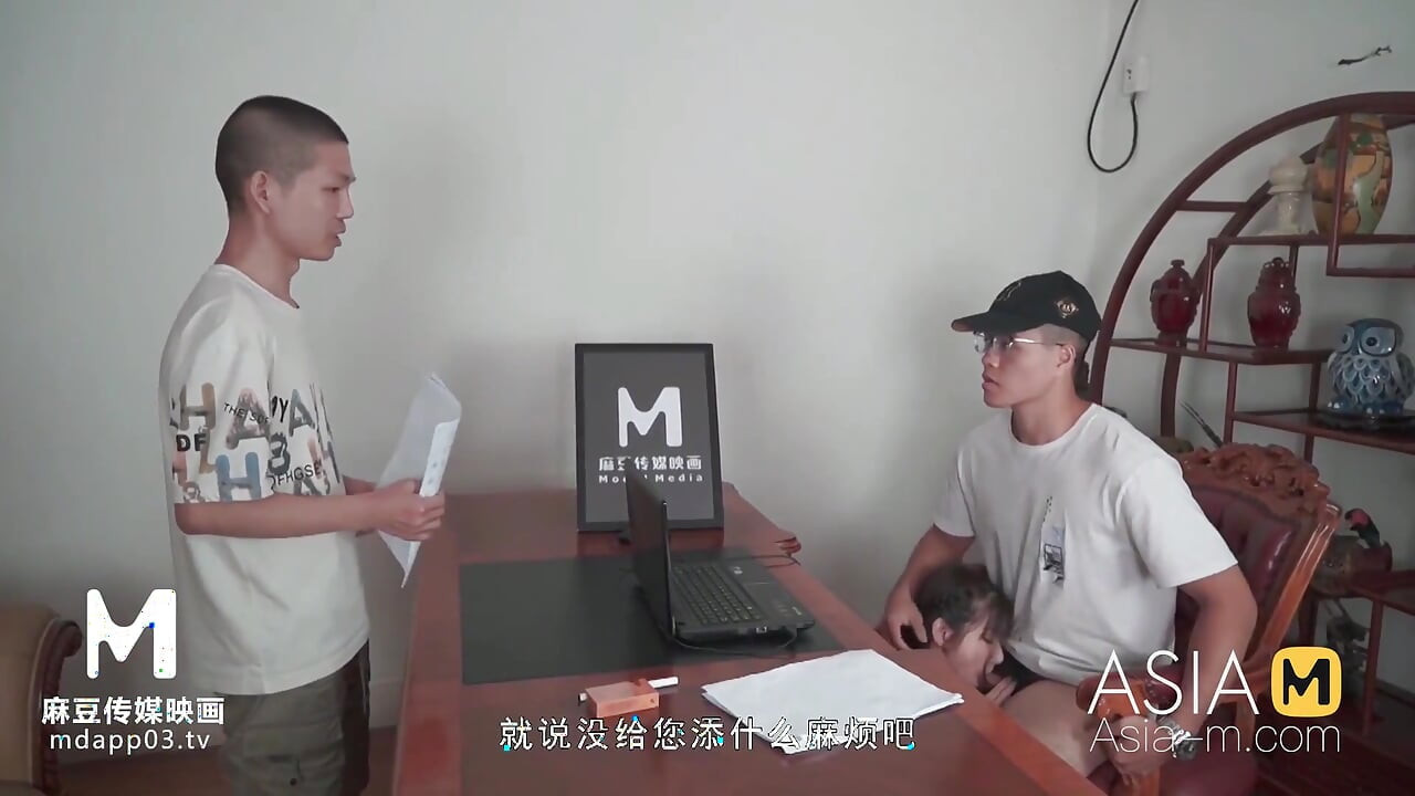 ModelMedia Asia. Chica universitaria complace a su maestro