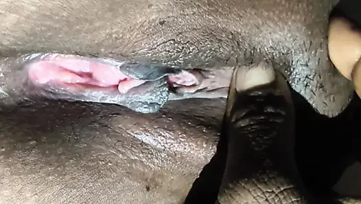 Air jatuh ke dalam memek ketika dia memasukkan jari ke dalam memeknya.