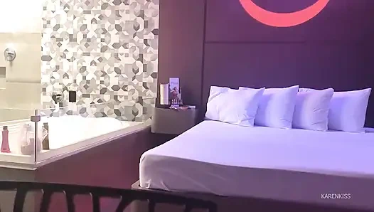 Karenkiss sendirian di motel dengan seorang hottie yang membuatnya mengisap