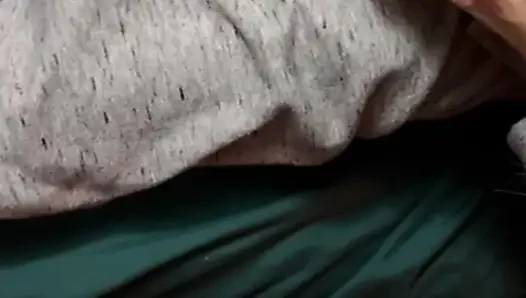 Melove küçük ayaklarını temizliyor ve tırnaklarını yapıyor