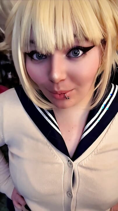 Toga seni elbiseyi geçmeye ikna ediyor