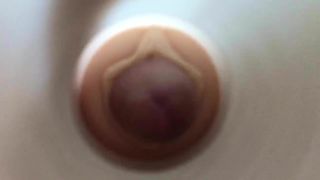 Nuanță de pulă de un bărbat cu spermă pe cameră