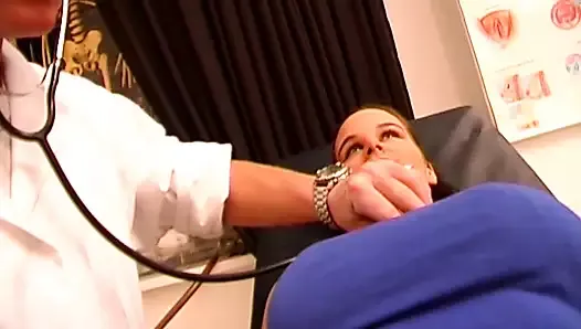 Горячую немецкую телочку проверяет ее возбужденный доктор