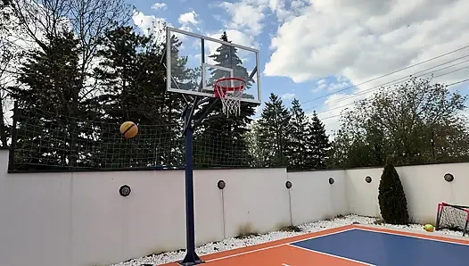 Она хотела покидать мяч в кольцо, но закончилось всё спермой на её задницу.