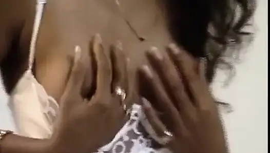 Almanya'dan zenci hatun fotoğraf çekiminde poz veriyor