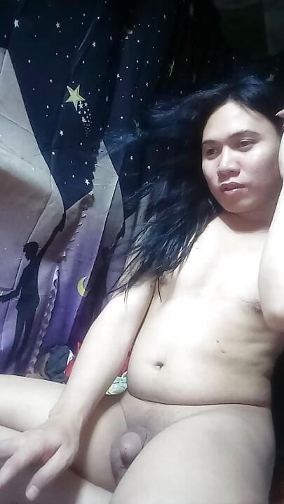 我应该告诉他，我的房间里需要他，即使只是我们两个人在这里。