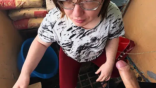 Pelacur desa yang merokok memberiku blowjob