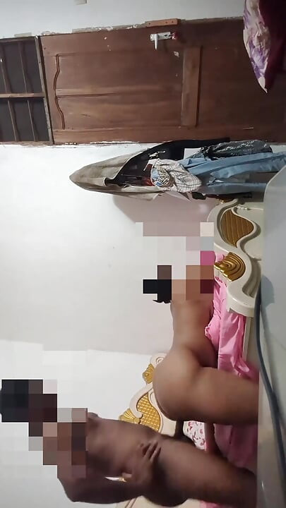 Sirovi tverkuje zgodne devojke u krevetu - Ona je FIRE