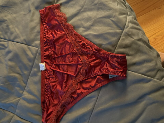 Seluar dalam satin merah