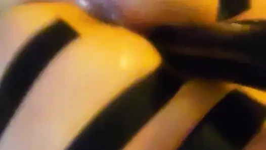 Özensiz amcık domuzcuk götünden siyah yumruk alıyor