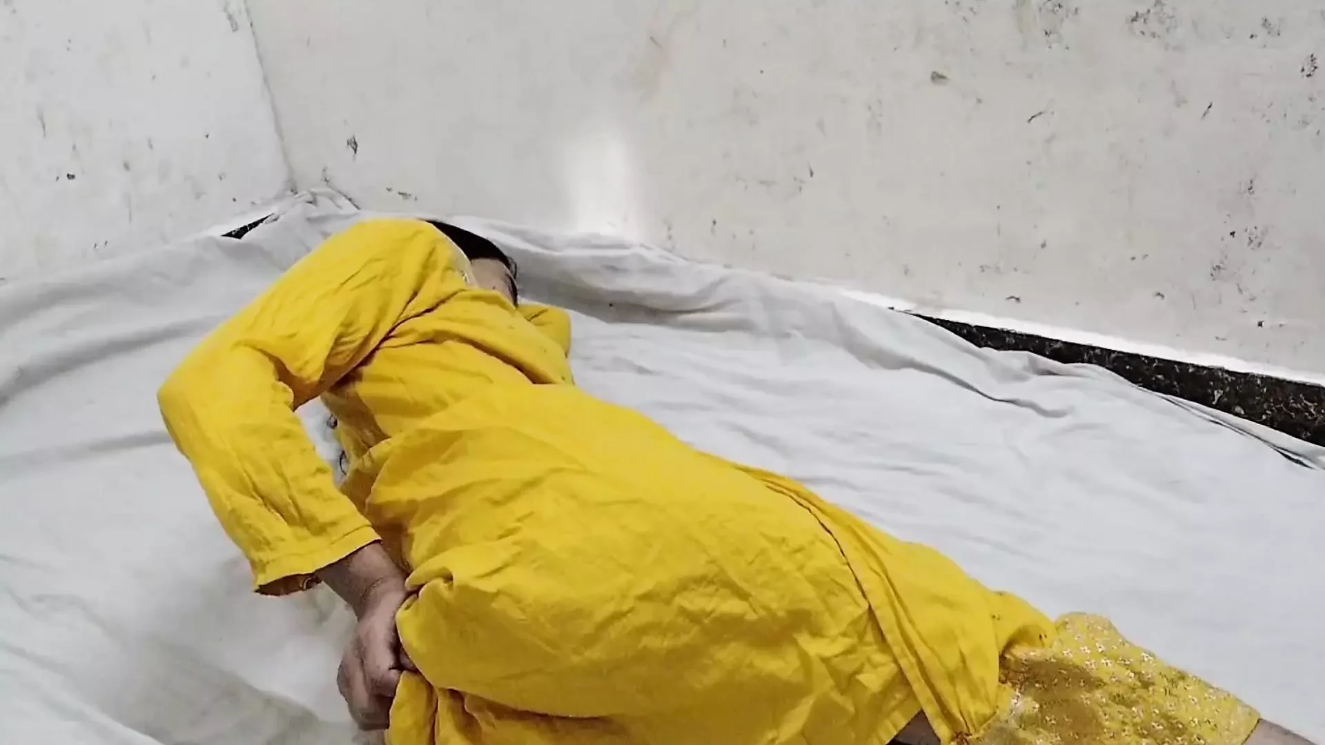 Soyi hui bhabhi ko jabar dasti doodh daba daba kar pela