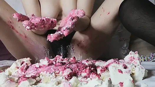 Cake Kamerada Oturuyor