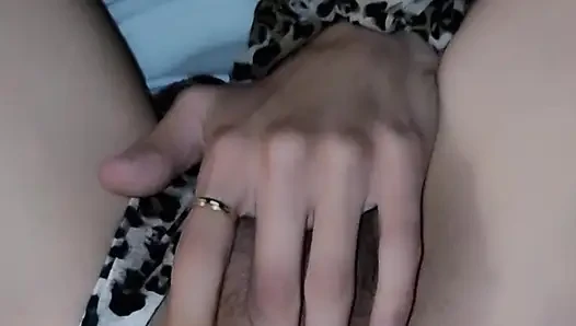 Aku lagi asik muasin diriku sendirian di film porno sampai muasin diriku sendirian