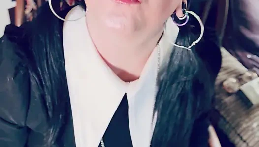 星期三亚当斯，Tina Snua，Chain用缎面手套抽 2 支香烟 - 吸烟者漂流捕捉吸入 Omi Ome 尖到尾巴