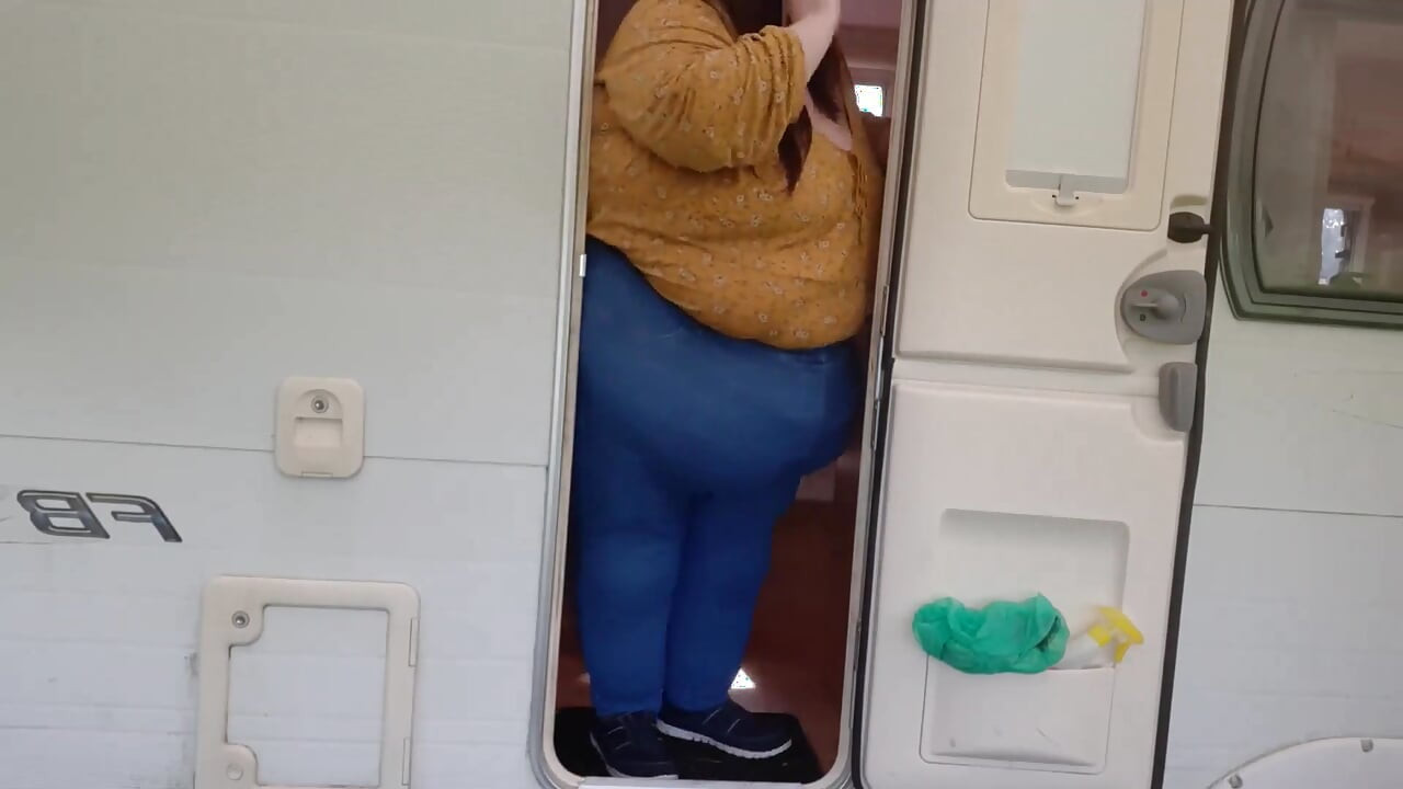 SSBBW vs malé dveře