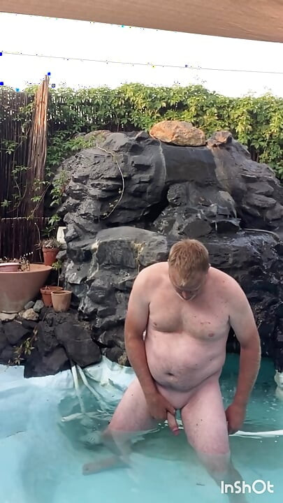 Seksi golotinja kraj bazena
