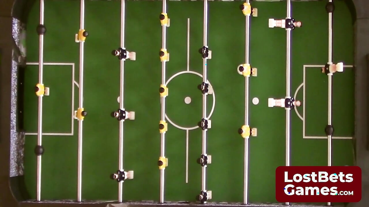 Strip foosball gra obiecuje klapsy na koniec