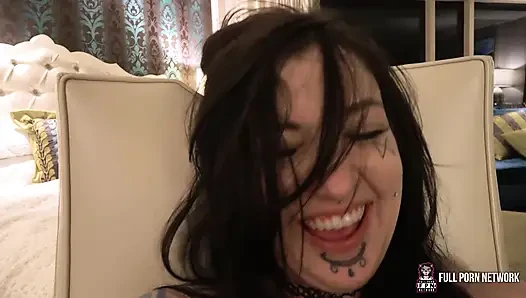 Fullpornnetwork - James Deen dövmeli emo sürtüğü Kelsi Lynn'i gırtlağına kadar sikiyor ve sikiyor