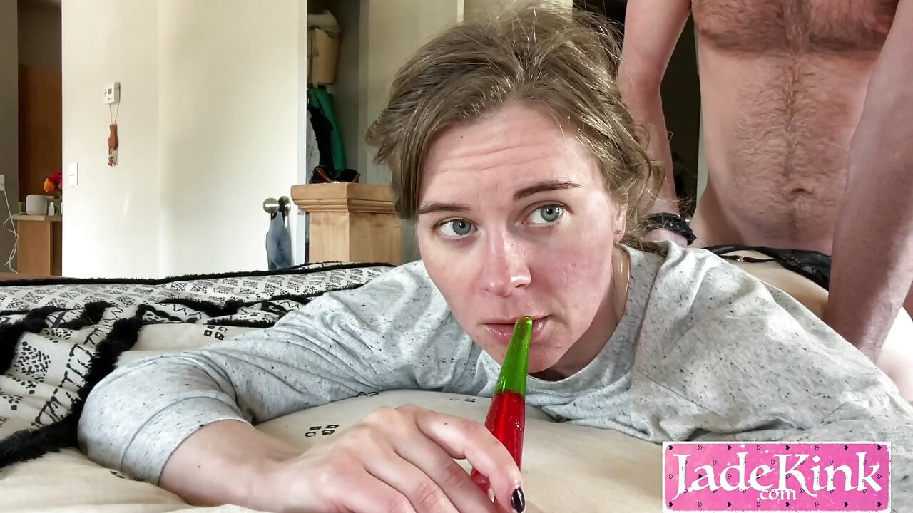 順從的蕩婦完全支配 - 嘴裡含糖果，後面含雞巴